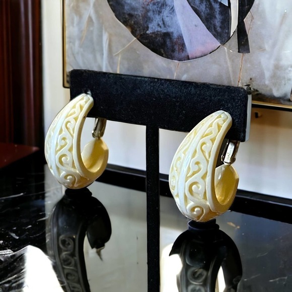 Crown Trifari Vintage White Celluloid Carve-Out Filigree Earrings  - Signed - Picture 1 of 12